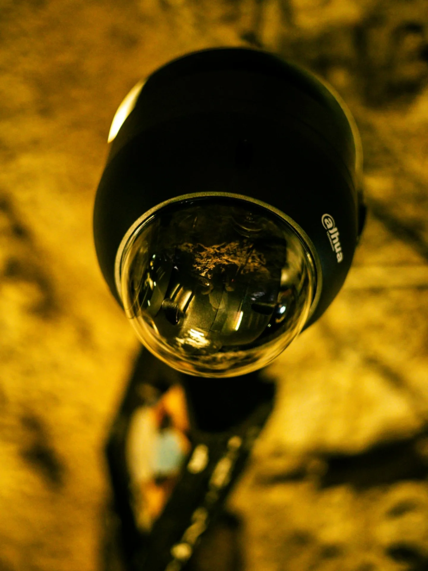 Detalj dome kamere u toplom svetlu